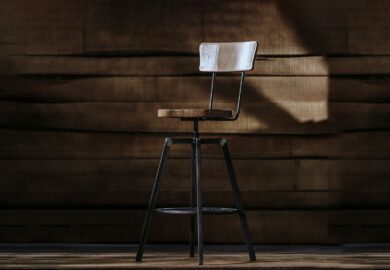 Hoker Fameg – najważniejszy mebel w biurze