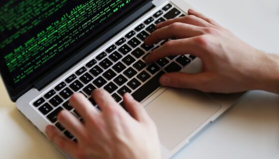 Niszczenie danych na nośnikach – jak skutecznie je usunąć?