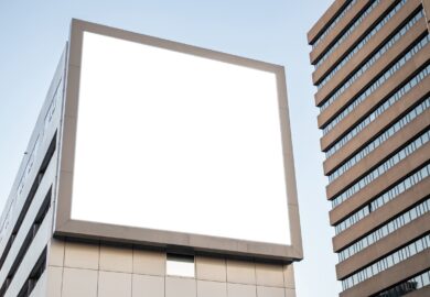 Tablice reklamowe – popularny zabieg marketingowy wpływający na popularność marki