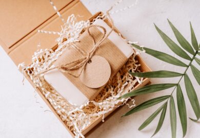 Wióra papierowe – idealny wypełniacz do paczek i prezentów