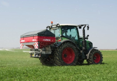 Jak najskuteczniej poradzić sobie z obornikiem? Rozrzutnik obornika