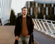 Idealna koszulka męska pod gruby sweter lub flanelową koszulę – jaką wybrać?
