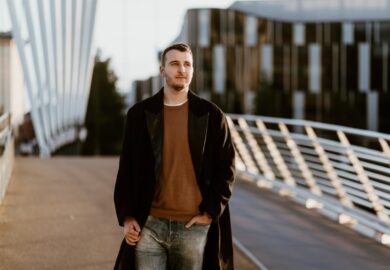 Idealna koszulka męska pod gruby sweter lub flanelową koszulę – jaką wybrać?