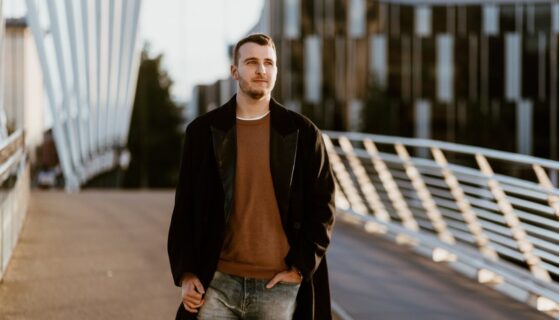 Idealna koszulka męska pod gruby sweter lub flanelową koszulę – jaką wybrać?