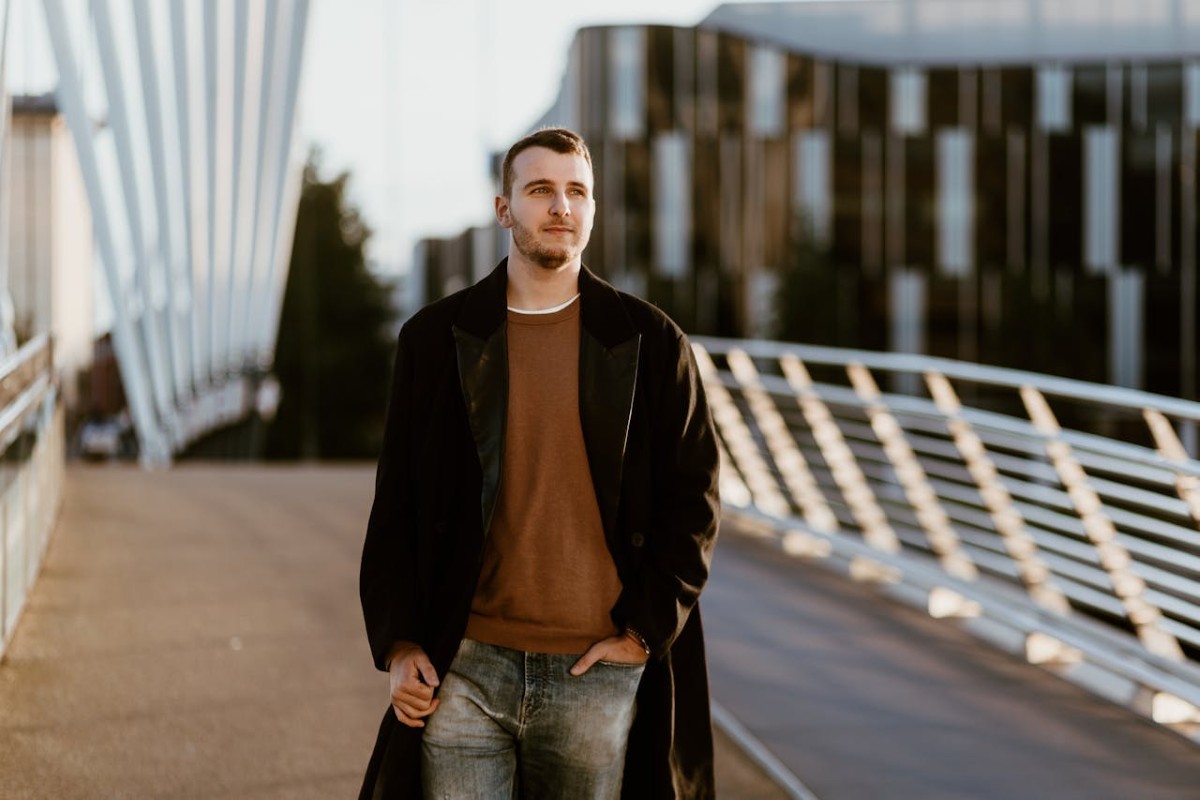 Idealna koszulka męska pod gruby sweter lub flanelową koszulę – jaką wybrać?